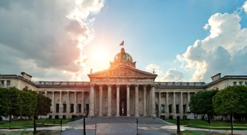 Politische Rahmenbedingungen und Marktsättigung (9/10)